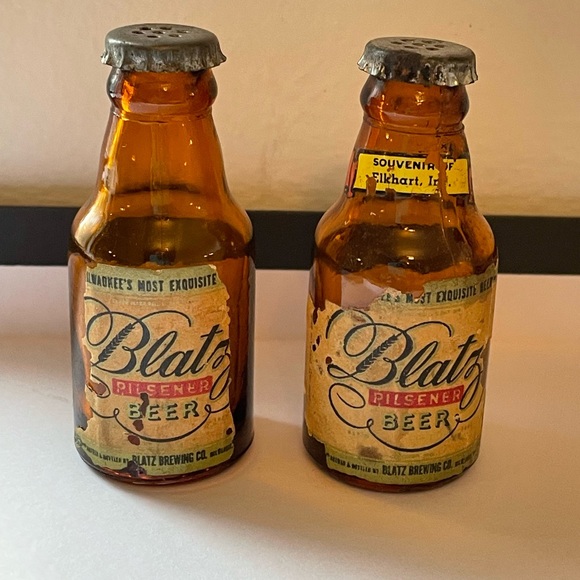 Blatz Pilsener Beer Mini Glass Bottles Salt & Pepper Shakers Rare Vintage Find! - Picture 1 of 3